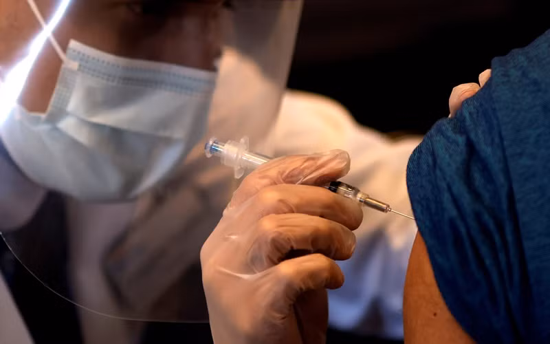 Theo CDC, khoảng 54% dân số Mỹ đã tiêm chủng đầy đủ. (Ảnh: Reuters)