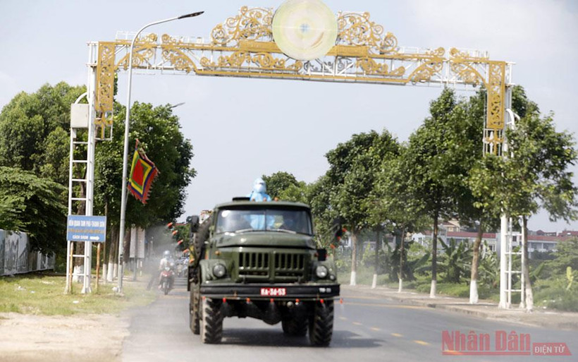 Xe chuyên dụng phun khử khuẩn, tiêu độc trên địa bàn thành phố Bắc Ninh. Ảnh: DUY LINH