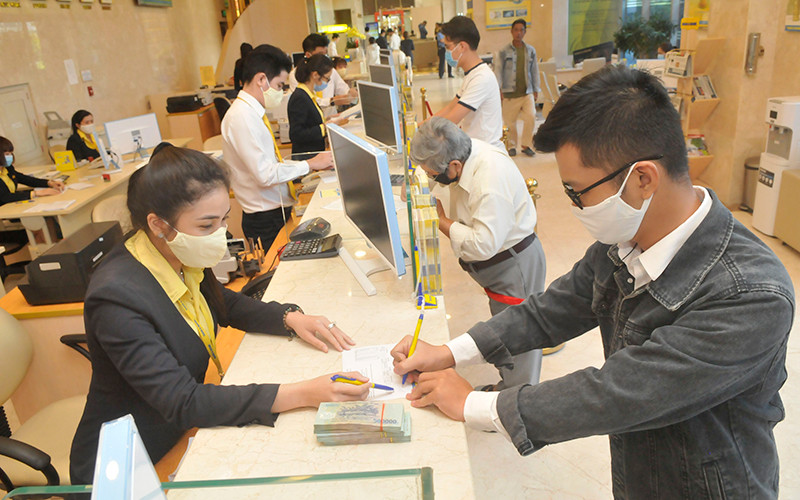 Khách hàng giao dịch tại Ngân hàng TMCP Nam Á ở thành phố Hồ Chí Minh. (Ảnh CAO THĂNG) 