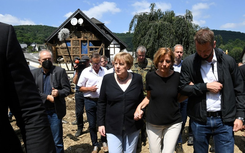 Thủ tướng Đức Angela Merkel có mặt tại làng Schuld. (Ảnh: Reuters)