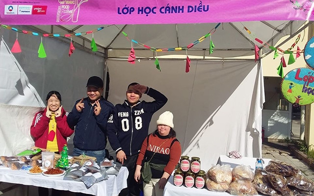 Thành viên của Cánh diều tham gia giới thiệu sản phẩm của lớp học tại hội chợ về DNXH.