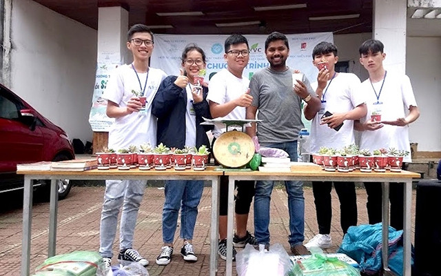 Các thành viên Fly To Sky tổ chức các chương trình đổi cây xanh lấy sách để xây dựng tủ sách miễn phí cho học sinh nghèo. Ảnh: Lê Nhuận 