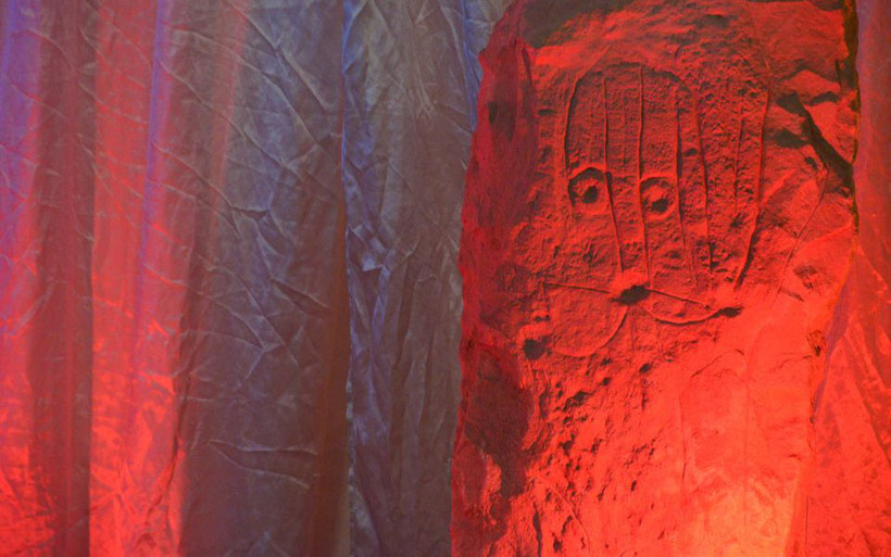 Bức tượng khắc mặt người được tìm thấy tại khu vực săn bắn này. (Ảnh: Reuters)