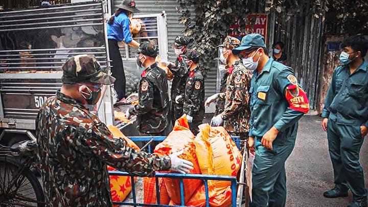 Bộ đội đưa lương thực đến với người dân TP Hồ Chí Minh. Ảnh: NGỌC TÂN