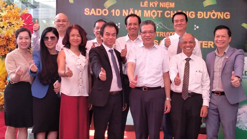 Các đại biểu tham dự Lễ kỷ niệm 10 năm thành lập Công ty CP Sado Germany Windo và khởi công xây dựng Nhà máy sản xuất phụ kiện và đùn profile nhôm.