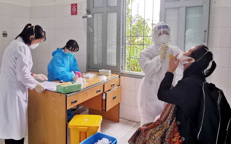 Lấy mẫu xét nghiệm Covid-19 tại Trung tâm Kiểm soát bệnh tật Lâm Đồng.