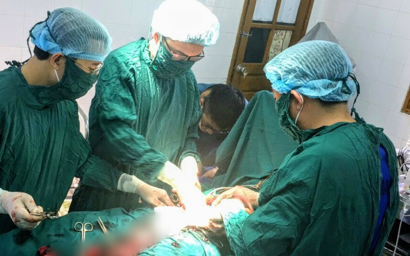 Ca phẫu thuật được thực hiện khẩn trương và thành công, kịp thời cứu sống bệnh nhân tại Trung tâm Y tế quân dân y huyện đảo Bạch Long Vĩ.