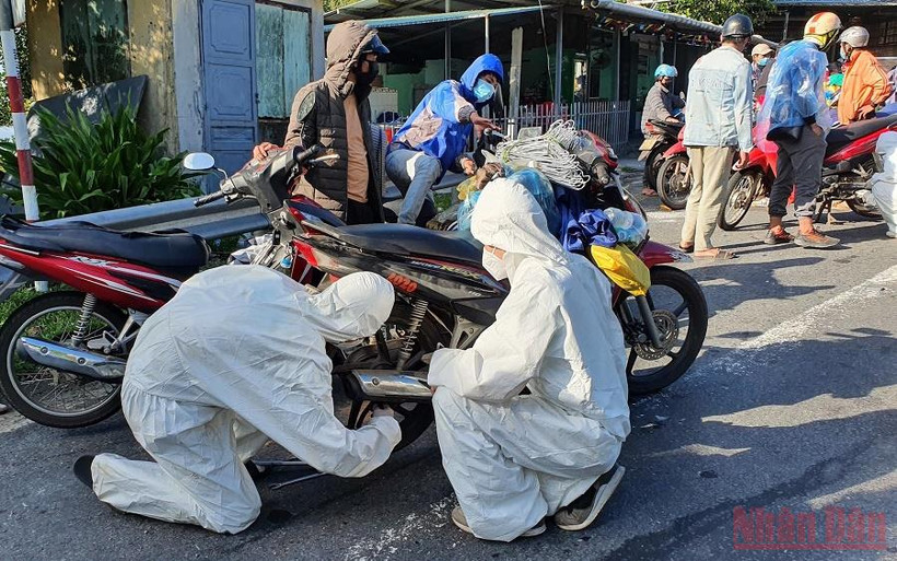 Đội SOS Đại học Đông Á có mặt 24/24 hỗ trợ người dân khi ngang qua Đà Nẵng. (Ảnh: ANH ĐÀO)