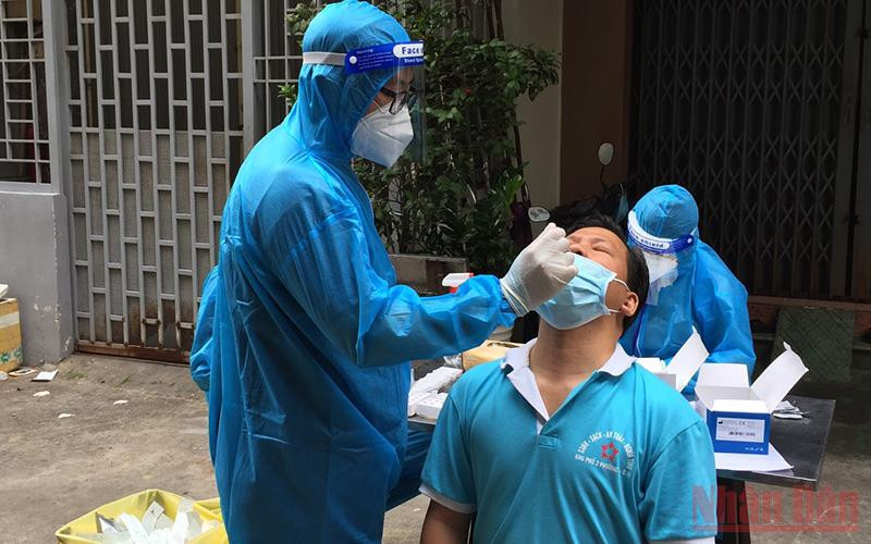 Xét nghiệm cho người dân trên địa bàn quận 10, thành phố Hồ Chí Minh.