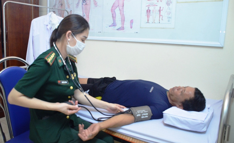 Quân y của Bộ đội Biên phòng Quảng Ninh chăm sóc cho các thuyền viên.