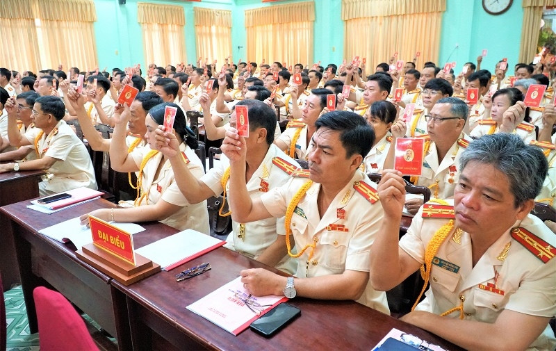 Các đại biểu biểu quyết tại Đại hội.