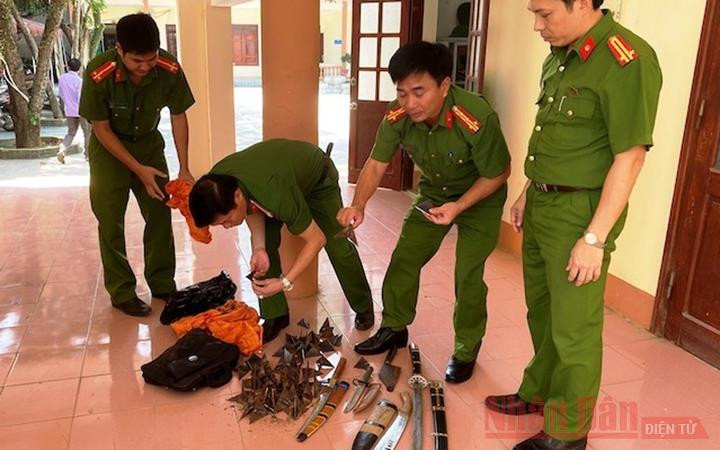 Lực lượng Công an Thanh Hóa thu giữ nhiều hung khí sau khi triệt phá một băng nhóm tội phạm hoạt động "tín dụng đen".