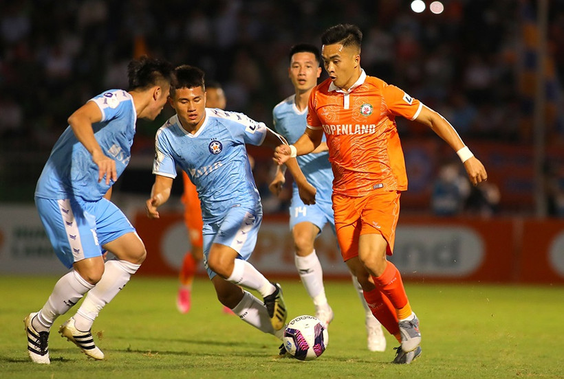 Trần Đình Kha (áo cam) lần đầu tiên được góp mặt trong danh sách tập trung của đội tuyển Việt Nam. (Ảnh: VFF)