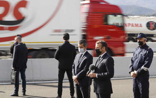 Tổng thống Emmanuel Macron và Bộ trưởng Nội vụ Gérald Darmanin thăm trạm kiểm soát biên giới Perthus. (Ảnh: Le Monde)