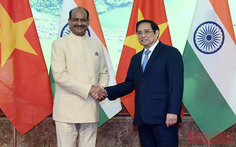 Thủ tướng Phạm Minh Chính đón Chủ tịch Hạ viện Cộng hoà Ấn Độ Om Birla.