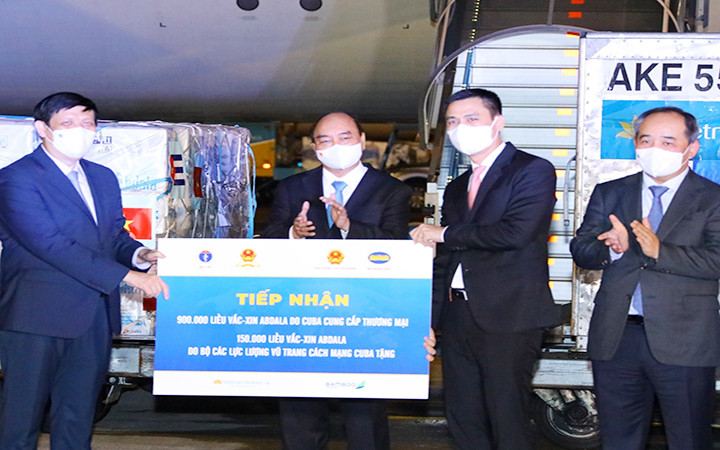 Chủ tịch nước Nguyễn Xuân Phúc chứng kiến lễ tiếp nhận tượng trưng 1,05 triệu liều vắc-xin Abdala của Cuba. Ảnh: TTXVN