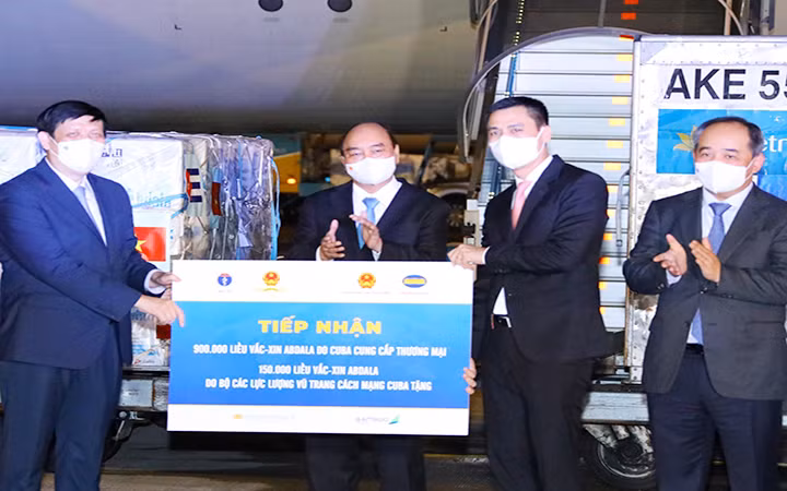 Chủ tịch nước Nguyễn Xuân Phúc chứng kiến lễ tiếp nhận tượng trưng 1,05 triệu liều vắc-xin Abdala của Cuba. Ảnh: TTXVN