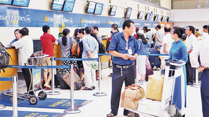 Hành khách nên đến sân bay trước lúc khởi hành 2 giờ để làm thủ tục. Ảnh: NGUYỆT ANH