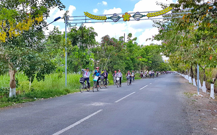 Đường nông thôn mới ở vùng sông nước Cà Mau.