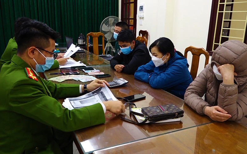 Công an Quảng Bình làm việc với các đối tượng liên quan.