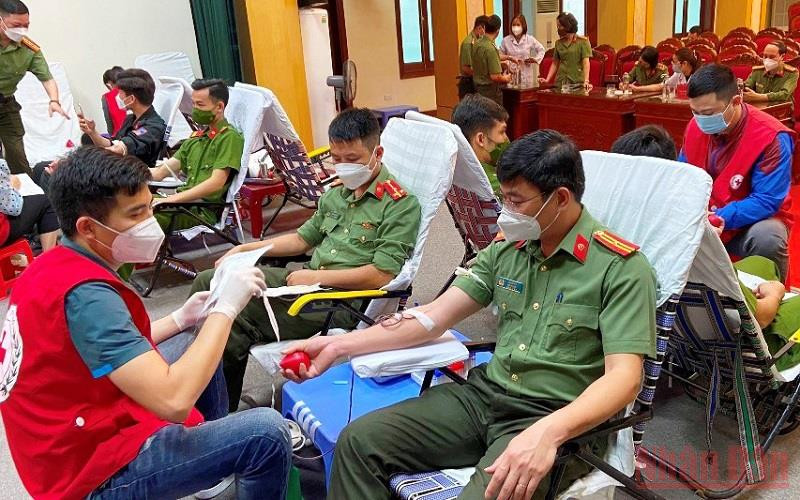 Cán bộ, chiến sĩ Công an Thanh Hóa tình nguyện hiến máu.