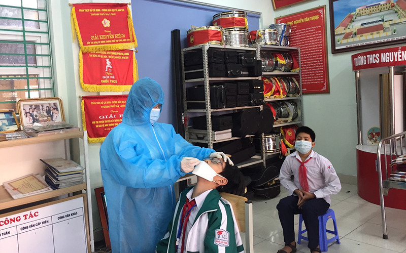 Lực lượng y tế của thành phố lấy mẫu tầm soát sức khoẻ cho học sinh các trường học trên địa bàn.