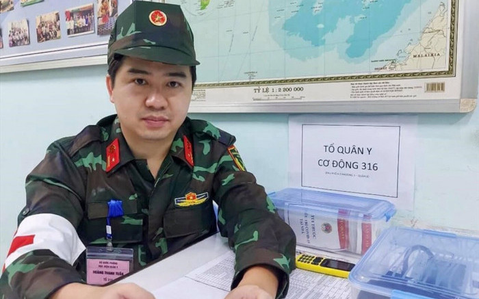 Bác sĩ Hoàng Thanh Tuấn, Viện Bỏng Quốc gia cùng các đồng đội lập nhóm tư vấn hỗ trợ F0 điều trị tại nhà. 