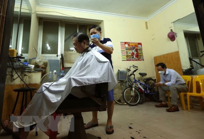 Dịch vụ cắt tóc mở cửa trở lại từ sáng 22-6.