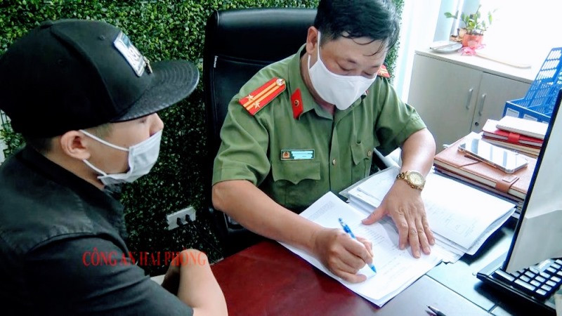 Công an Hải Phòng làm việc với các đối tượng tại văn phòng Công ty trách nhiệm hữu hạn một thành viên ANT Group (Cầu Giấy, Hà Nội).