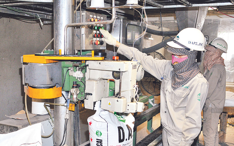 Ðóng gói sản phẩm trên dây chuyền tại Nhà máy sản xuất phân bón DAP Lào Cai. Ảnh: NGUYỄN ÐĂNG