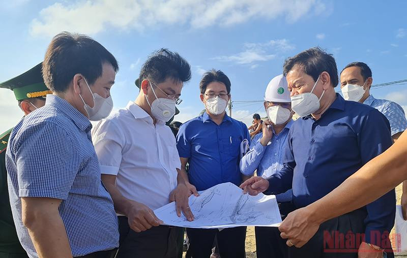 Chủ tịch Ủy ban nhân dân tỉnh Quảng Ngãi Đặng Văn Minh kiểm tra sạt lở bờ biển thôn Phổ Trường, xã Nghĩa An.