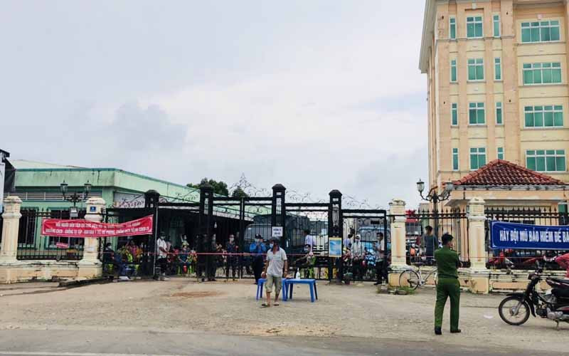 Sau khi ổ dịch Covid 19 xảy ra tại Công ty chế biến thủy sản Tấn Khởi, ngày 20/10, thị xã Giá Rai (Bạc Liêu) tiến hành phong tỏa một số công ty chế biến thủy sản khác tại thị xã. Ảnh DN