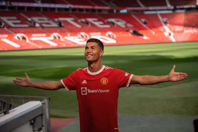 Cristiano Ronaldo đứng tại Old Trafford, nơi anh đã ra mắt lần đầu cách đây 18 năm. (Ảnh: Facebook Ronaldo)