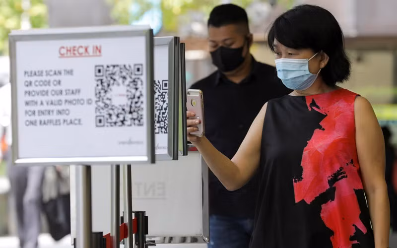 Quét QR code để vào một trung tâm thương mại tại Singapore. (Ảnh: Reuters)