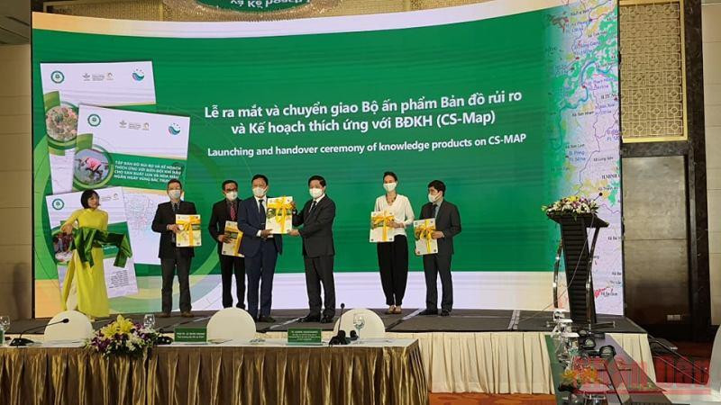 Thứ trưởng Nông nghiệp và Phát triển nông thôn Lê Quốc Doanh trao bản đồ đồ rủi ro và thích ứng biến đổi khí hậu vào nông nghiệp cho đại diện Sở Nông nghiệp và Phát triển nông thôn các địa phương. (Ảnh: THANH TRÀ)