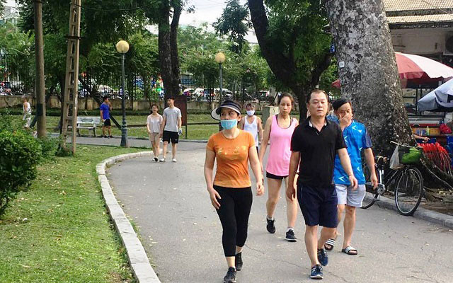 Nhiều người dân vẫn lơ là việc đeo khẩu trang khi ra ngoài đường.