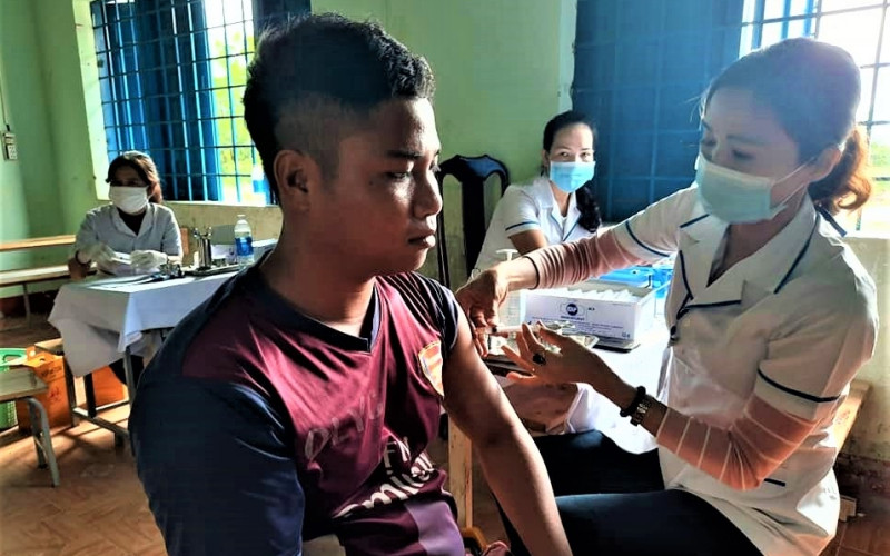 Cán bộ y tế tỉnh Đắk Lắk tổ chức tiêm vaccine phòng dịch bạch hầu cho người dân ở vùng sâu huyện Krông Bông.