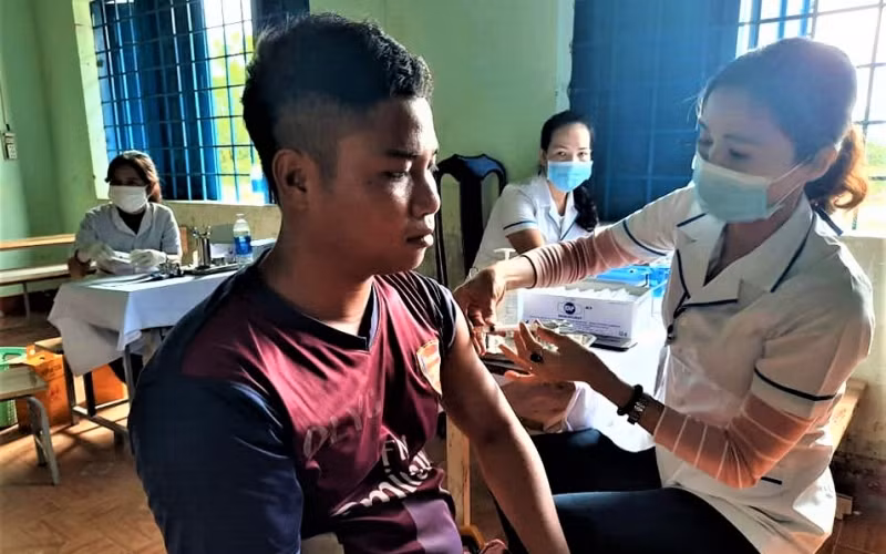 Cán bộ y tế tỉnh Đắk Lắk tổ chức tiêm vaccine phòng dịch bạch hầu cho người dân ở vùng sâu huyện Krông Bông.