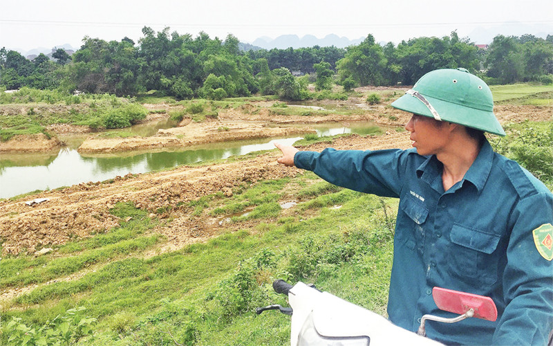 Người dân bức xúc về việc lòng suối bị Công ty Gạch ngói Hòa Bình múc nham nhở, có chỗ sâu 5 đến 7 m, ảnh hưởng nghiêm trọng đến chân đê.