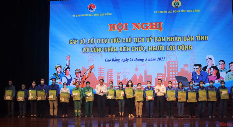 Lãnh đạo tỉnh Cao Bằng tặng quà công nhân lao động hoàn cảnh khó khăn.