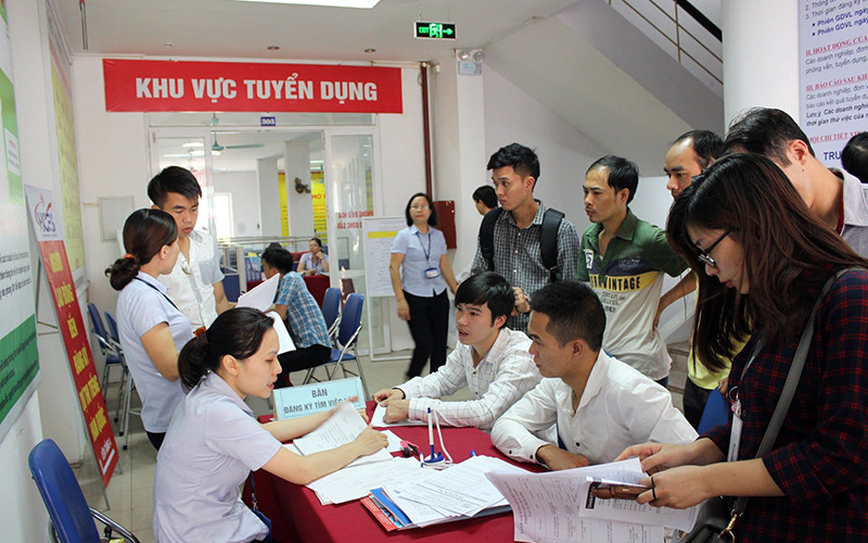 Không ít người lao động muốn làm thêm dịp cuối năm để cải thiện thu nhập đón Tết.