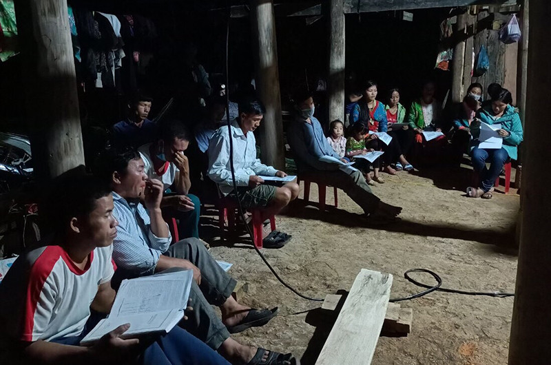 Cán bộ xã Nà Nhạn tuyên truyền lợi ích tiêm vaccine đến đồng bào dân tộc H’Mông bản Pá Khôm.