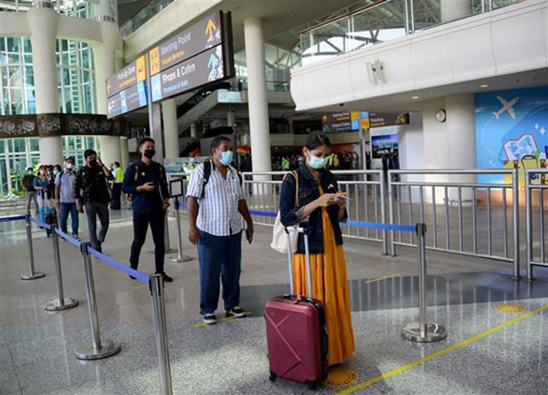 Hành khách tại sân bay quốc tế ở Tuban trên đảo Bali (Indonesia), ngày 14/10/2021. (Ảnh: AFP/TTXVN)