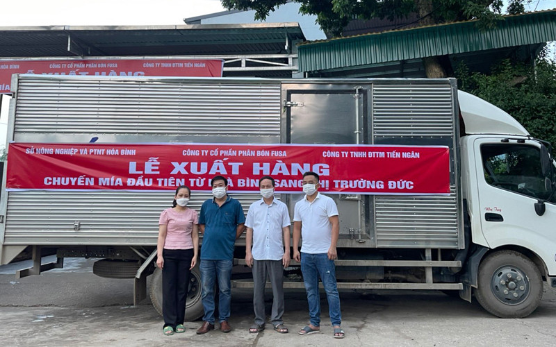 Đại diện ngành nông nghiệp tỉnh Hòa Bình và các doanh nghiệp xuất nhập khẩu tại lễ xuất lô mía đầu tiên sang Đức.