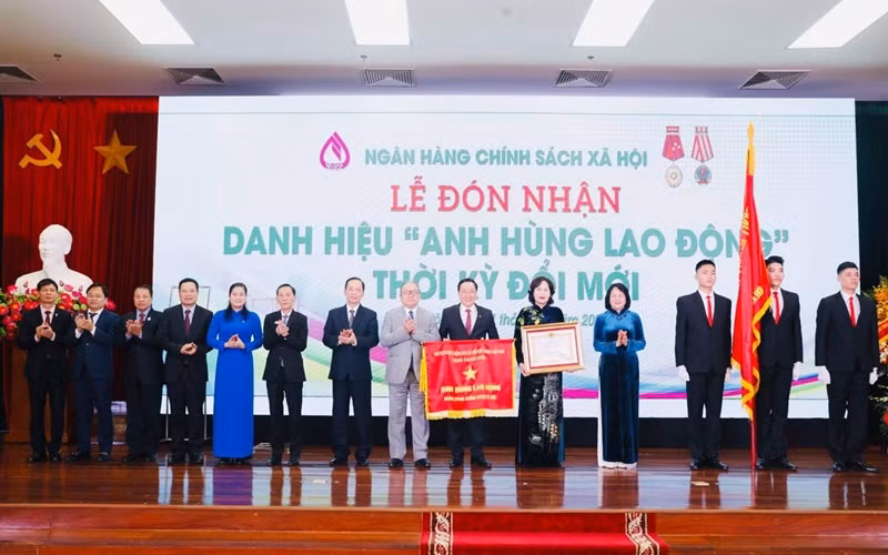 NHCSXH đón nhận danh hiệu Anh hùng lao động thời kỳ đổi mới.