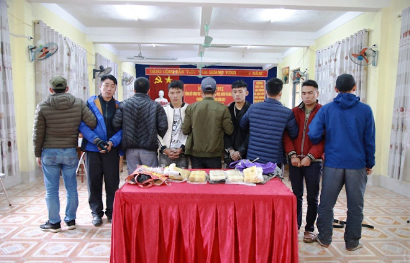 Các đối tượng bị bắt cùng tang vật tại Công an Lào Cai.