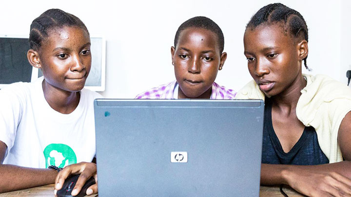 Học lập trình mở ra cơ hội việc làm cho nữ sinh. Ảnh: UN