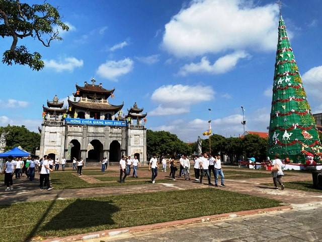 Nhà thờ đá Phát Diệm, thuộc huyện Kim Sơn (Ninh Bình).