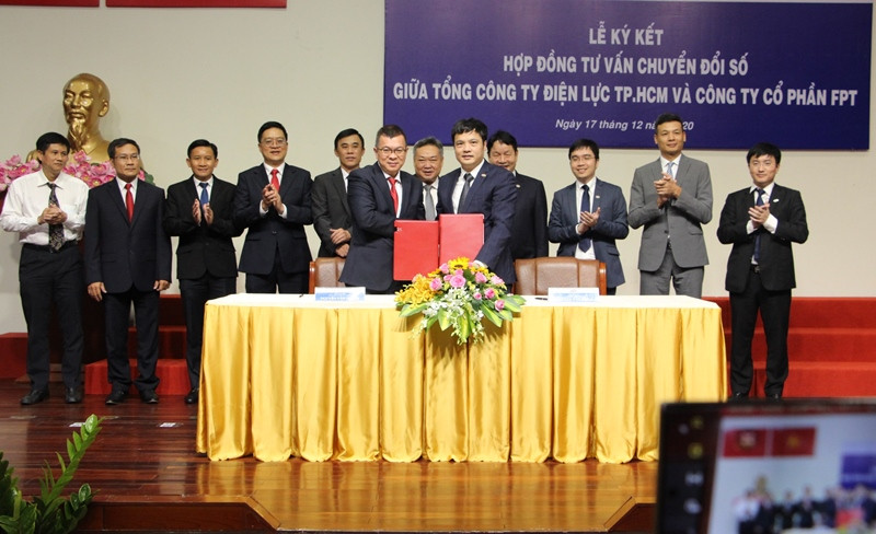 Đại diện lãnh đạo EVNHCMC và FPT ký kết hợp đồng thực hiện tư vấn chuyển đổi số.