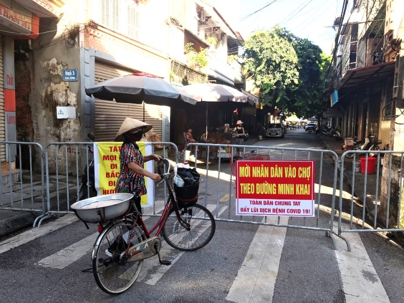 Các chợ dân sinh ở Hải Dương thực hiện giãn cách xã hội.